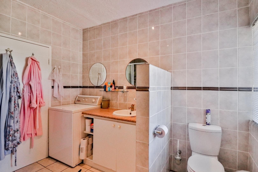 6 Bedroom Property for Sale in De Kelders Western Cape